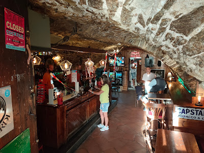Kelly's pub la Grotte à Saint-Tropez