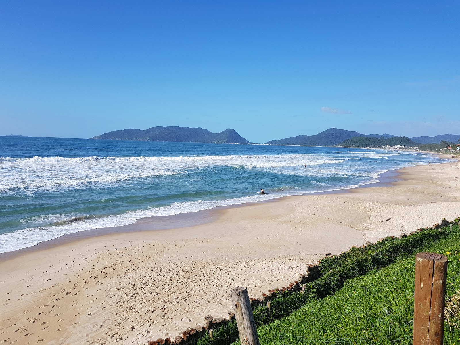 Foto de Praia do Morro das Pedras II com areia bege fina superfície