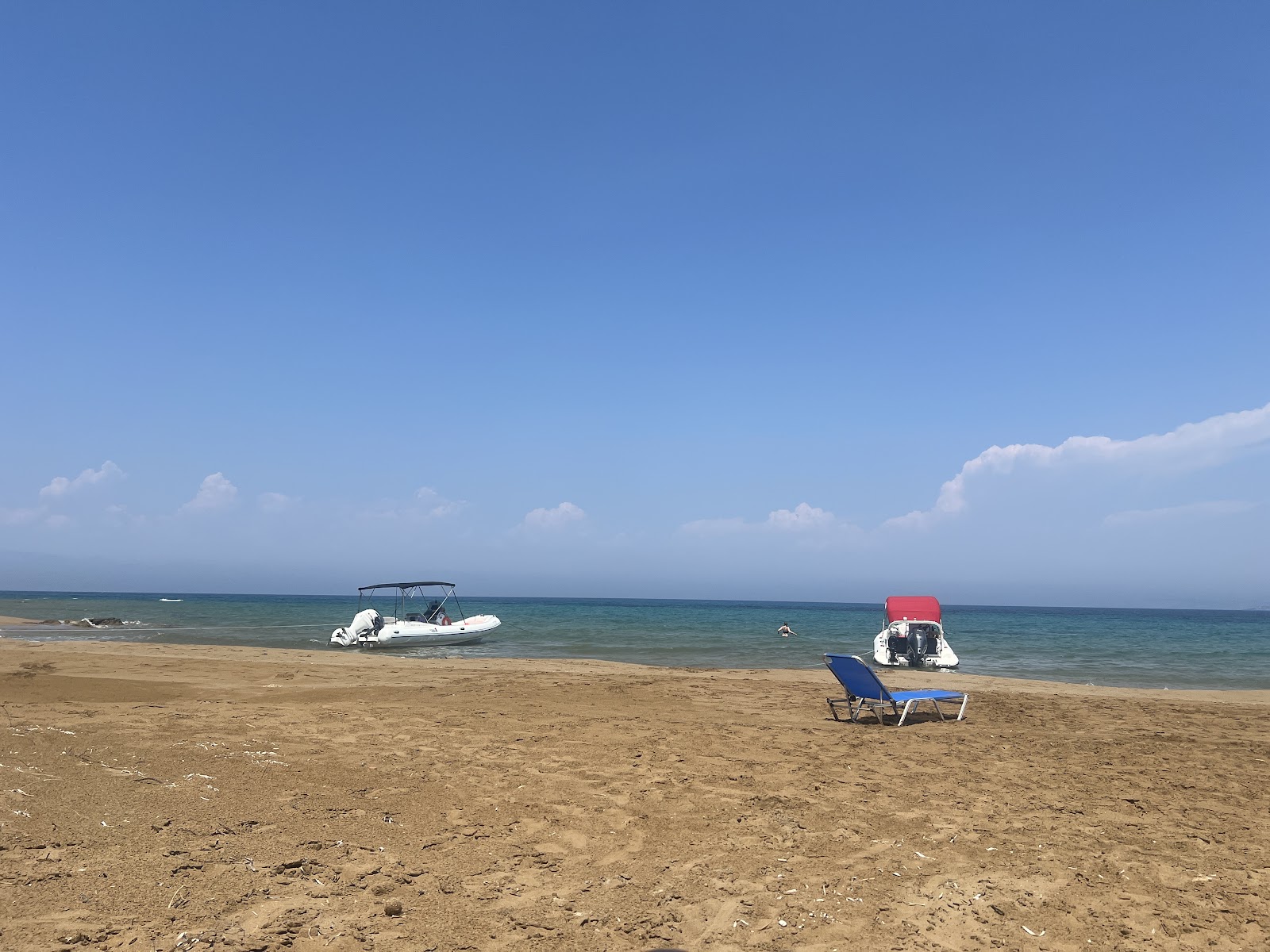 Photo de Arvanitiko Beach entouré de montagnes