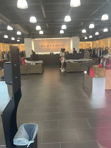 Clothing Store «Burberry Outlet», reviews and photos, 8200 Vineyard Dr, Orlando, FL 32821, USA