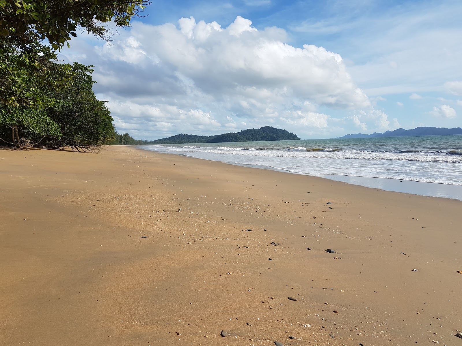 Foto von Hat Ao Khoei Beach mit beiger sand Oberfläche