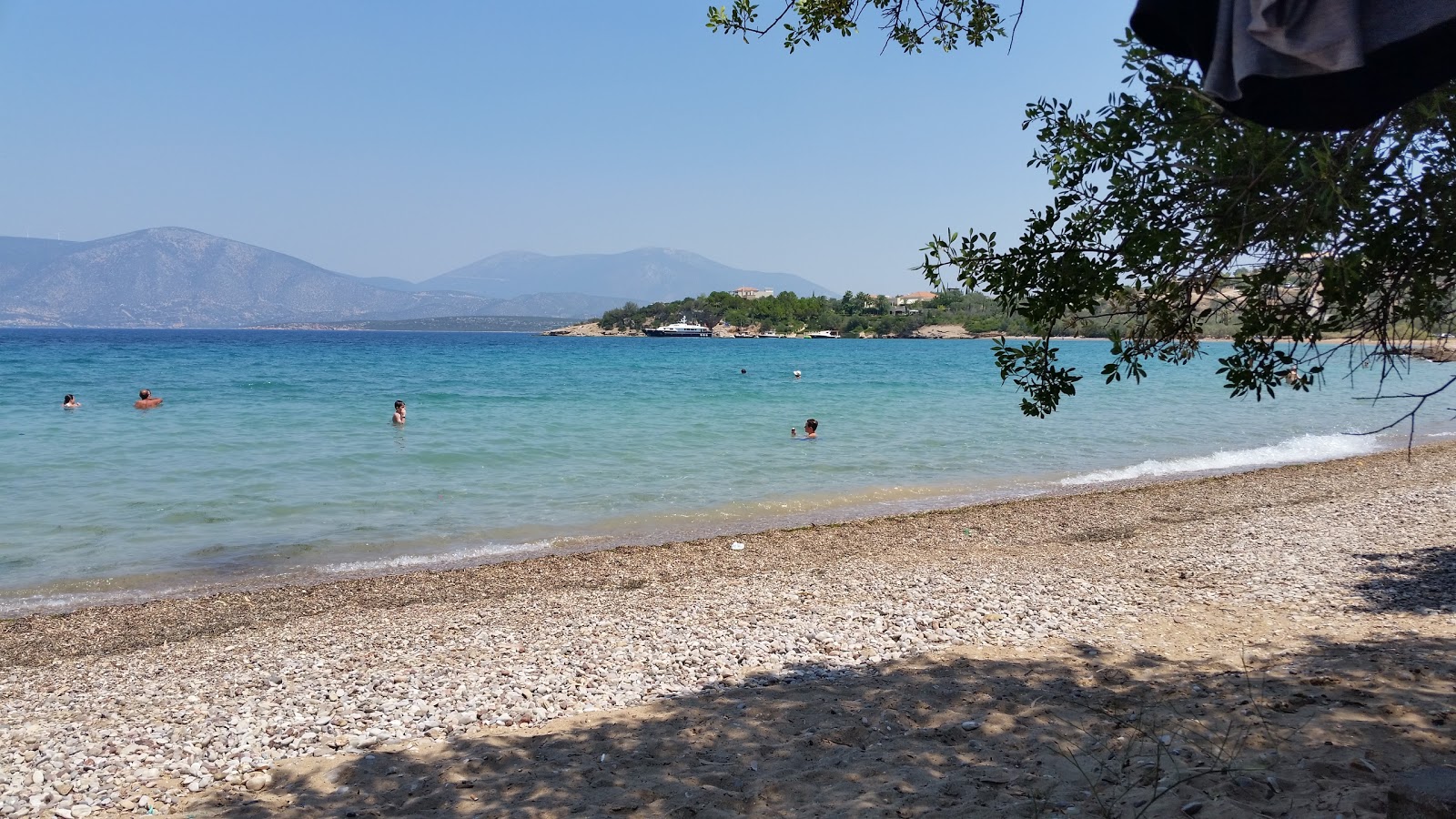 Photo de Bouka beach avec baie spacieuse