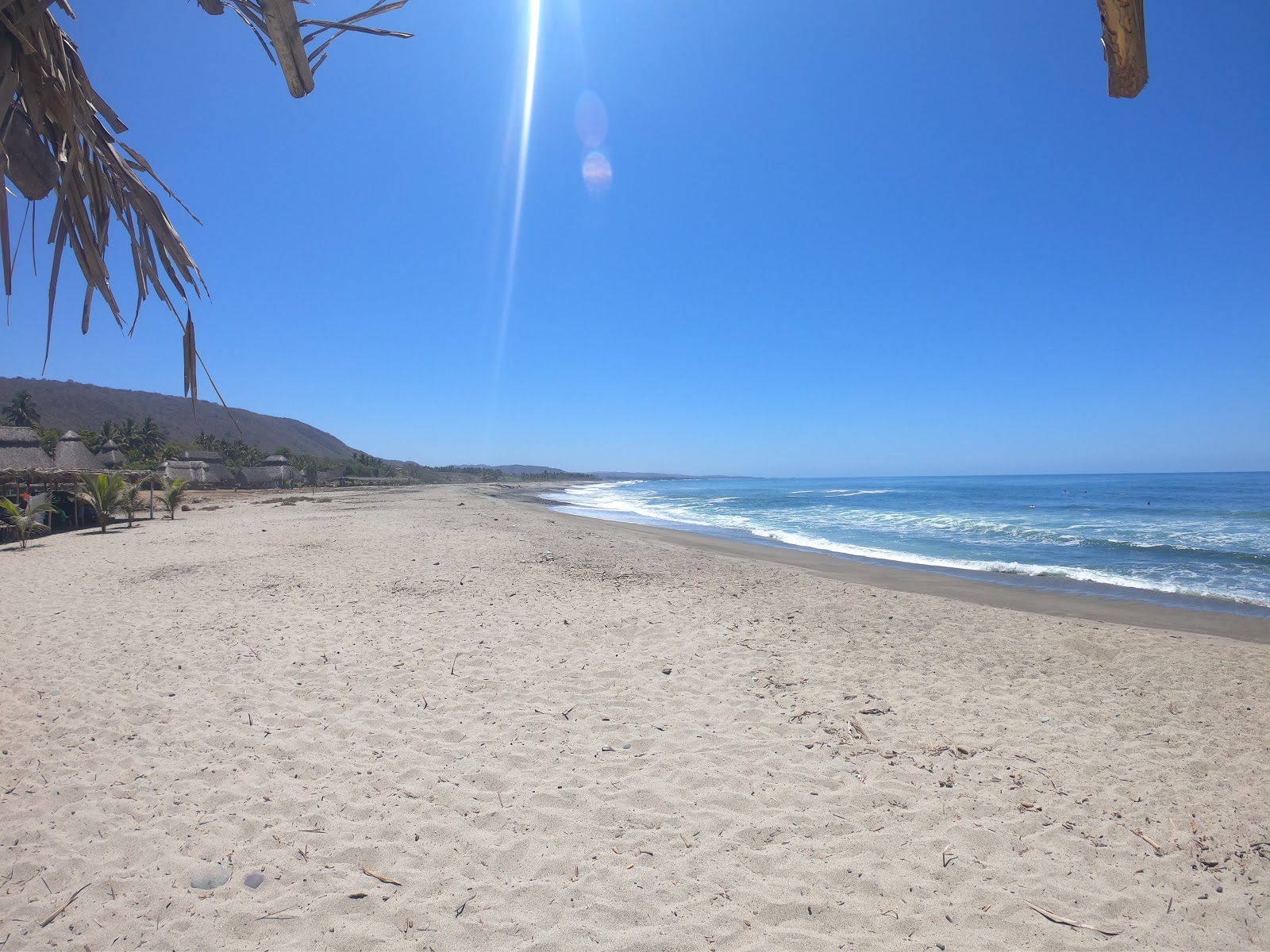 Foto de La Ticla Beach com água cristalina superfície