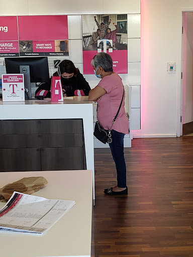 Cell Phone Store «T-Mobile», reviews and photos, 4830 Wilson Rd #200, Humble, TX 77396, USA