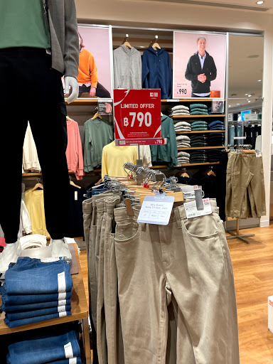 Stores to buy women's chino pants Bangkok