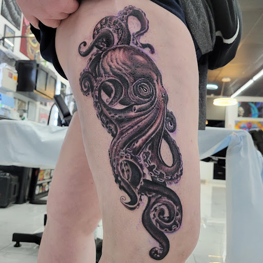 Tattoo Shop «Lucky You Tattoos», reviews and photos, 181 W Alameda St A, Manteca, CA 95336, USA