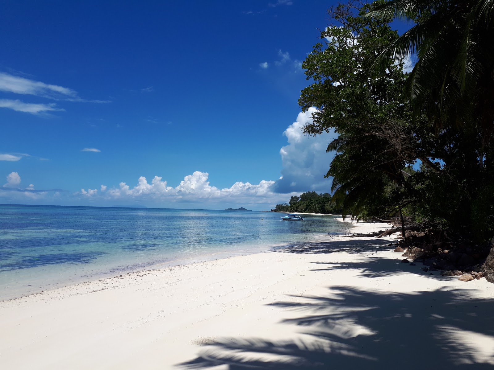 Foto van Anse Takamaka Beach met wit zand oppervlakte