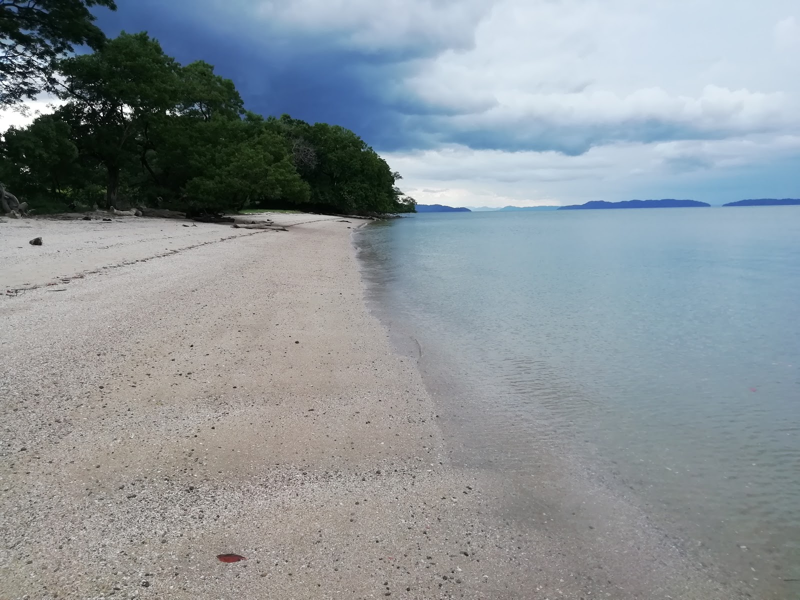 Foto de Playa Naranjo con agua turquesa superficie