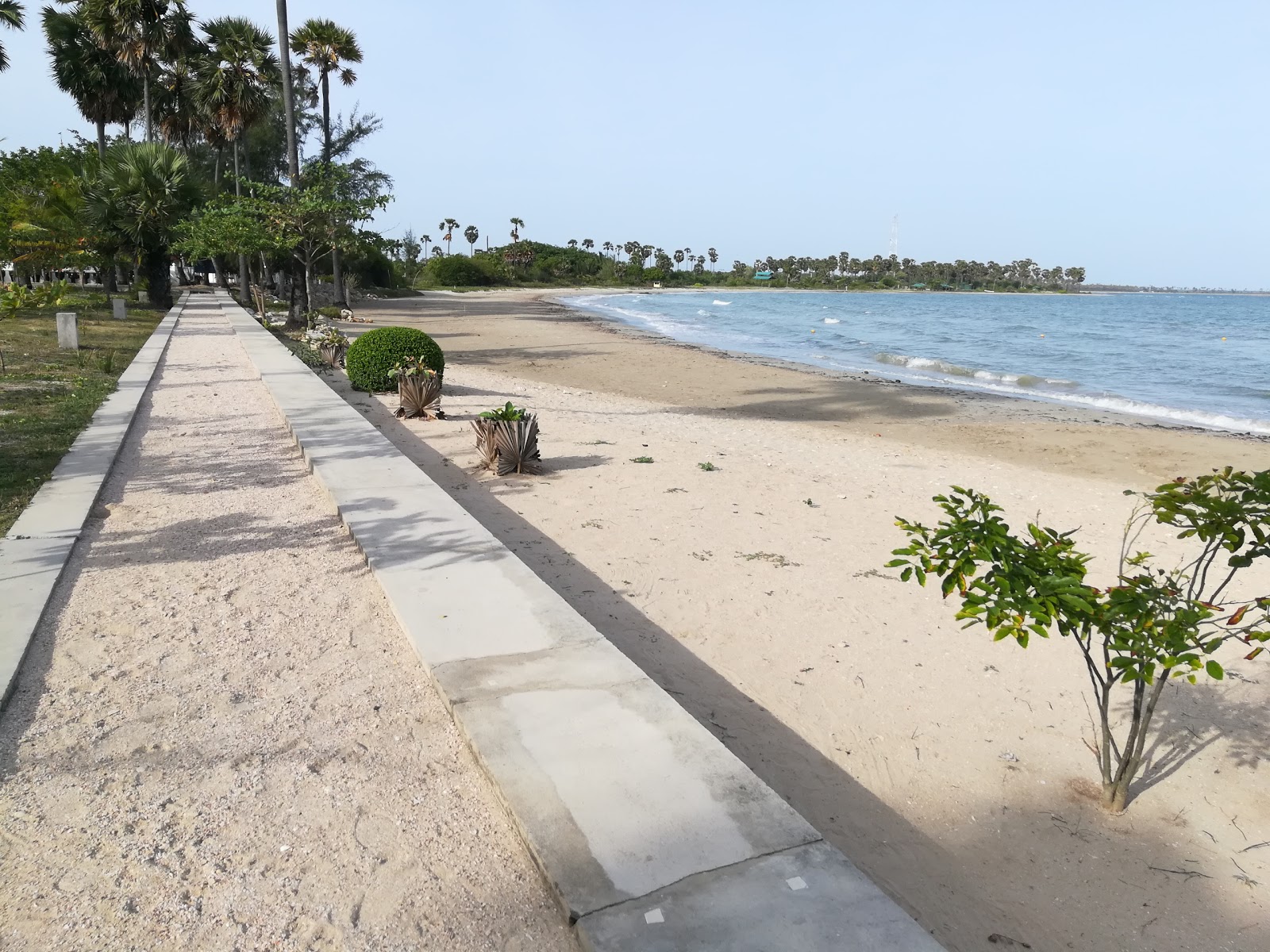 Foto di Jampukolapattinam Beach con una superficie del sabbia beige