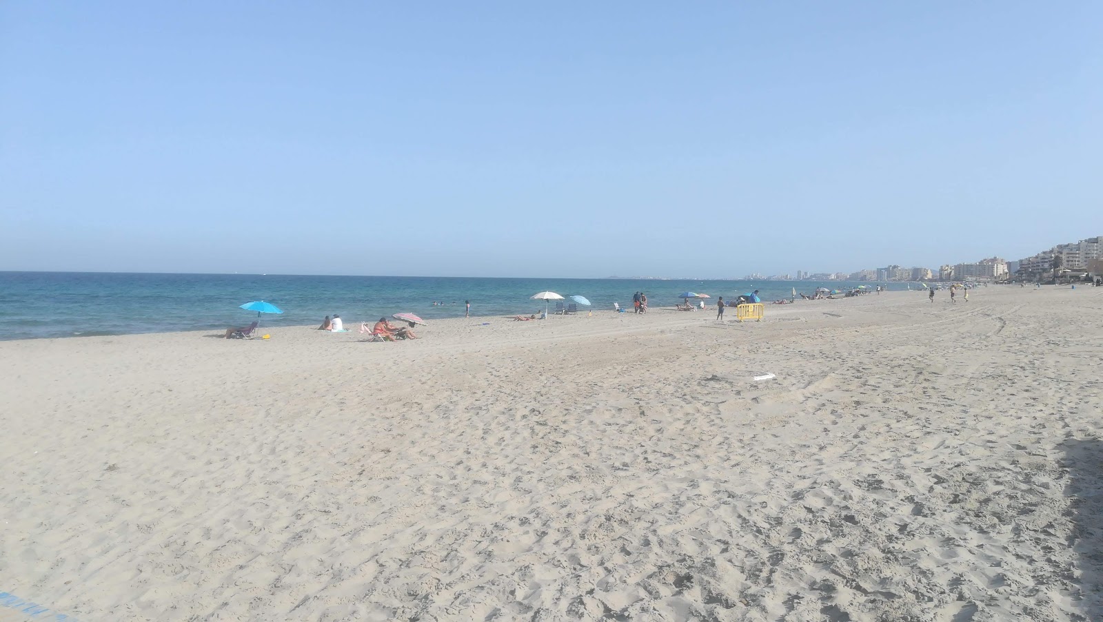 Foto von Playa del Pedrucho und die siedlung