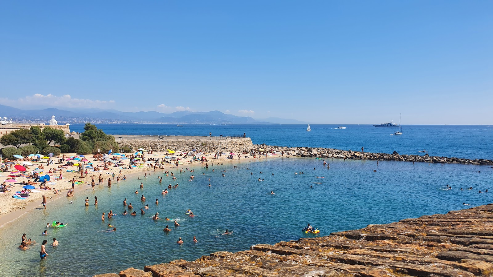 Foto de Plage de la Gravette com pequena baía