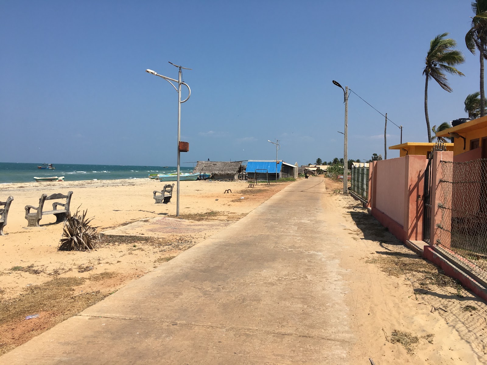 Foto von Pesalai Beach mit türkisfarbenes wasser Oberfläche