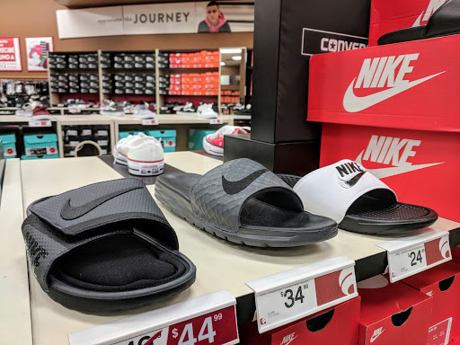 Shoe Store «Famous Footwear», reviews and photos, 14180 E Ellsworth Ave, Aurora, CO 80012, USA