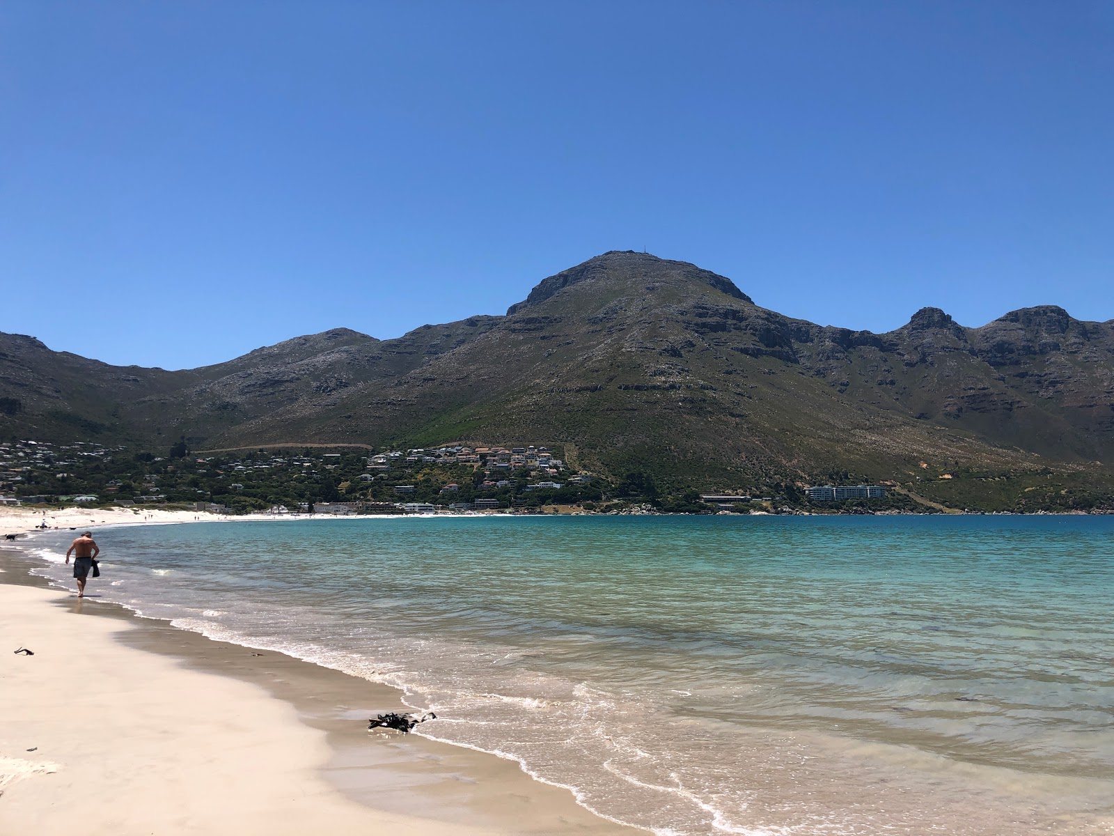 Foto di Hout Bay beach con una superficie del sabbia beige