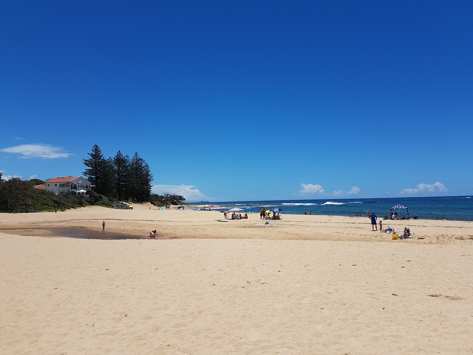 Foto av Moffat Beach med turkos rent vatten yta