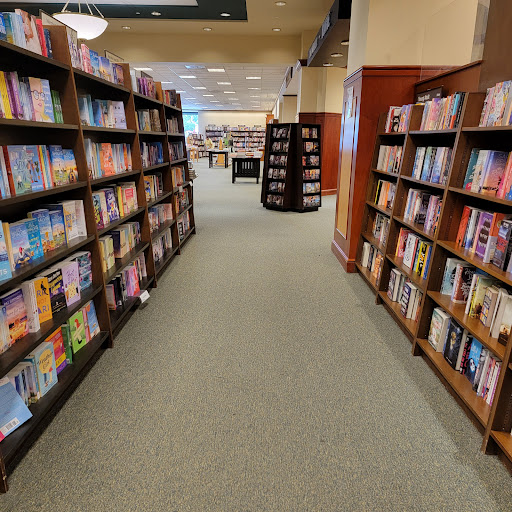 Book Store «Barnes & Noble», reviews and photos, 2100 Snelling Ave, St Paul, MN 55113, USA