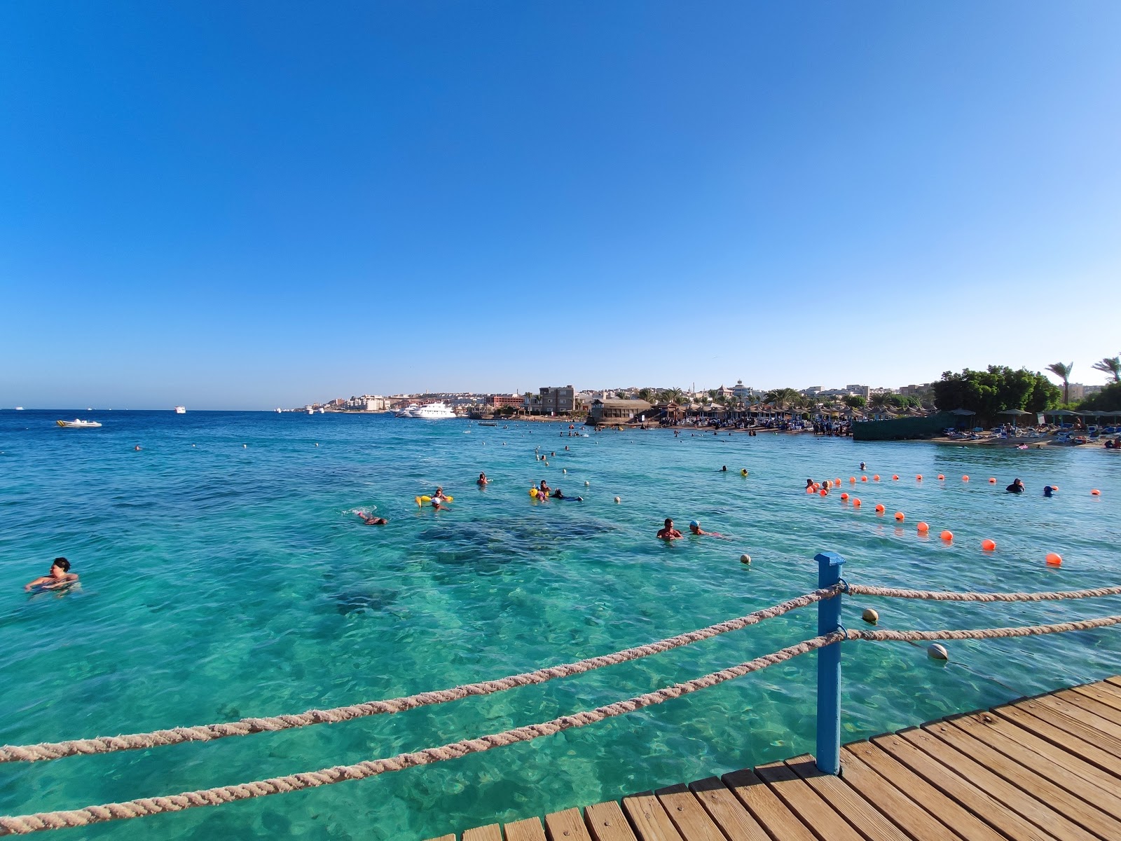 Φωτογραφία του Public Beach El Fayroz - συνιστάται για οικογένειες που ταξιδεύουν με παιδιά