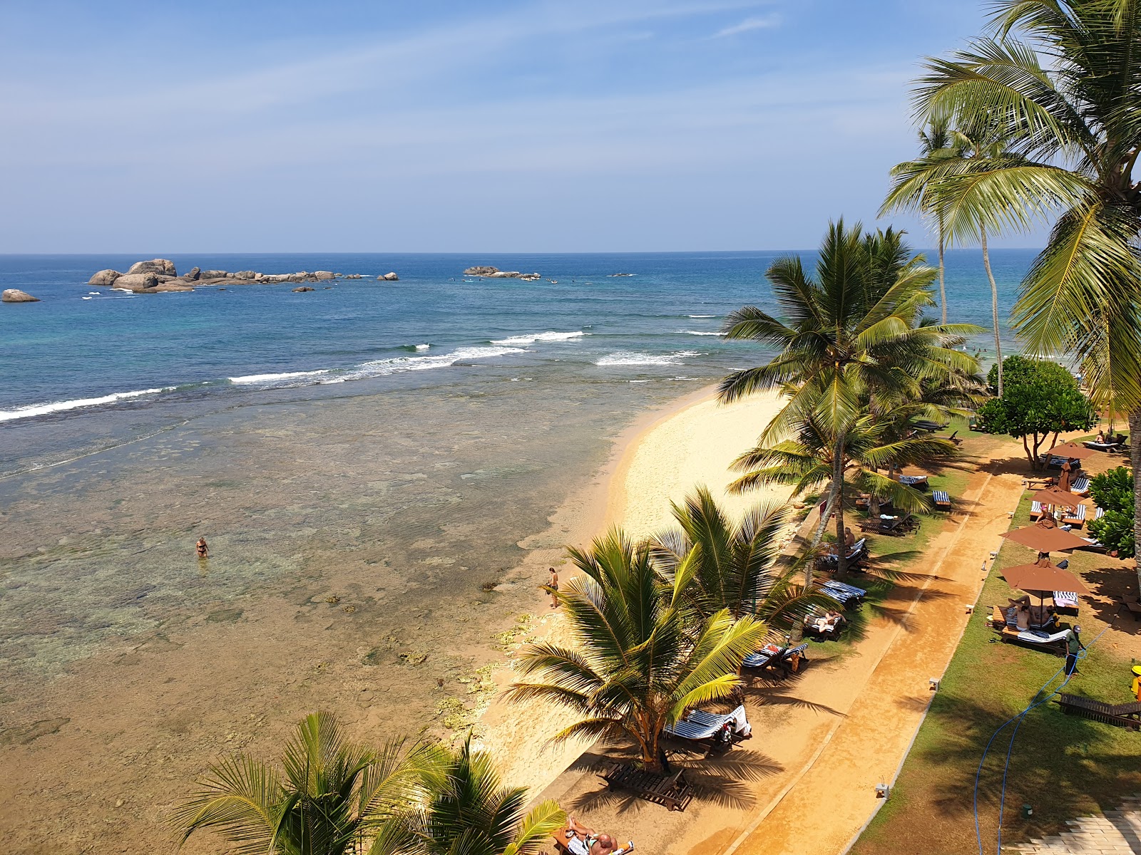 Photo de Radin Pearl Beach avec sable brillant et rochers de surface