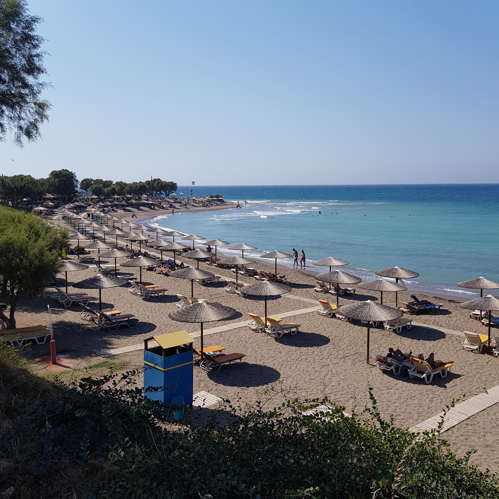 Foto di Kameros Beach con una superficie del sabbia grigia