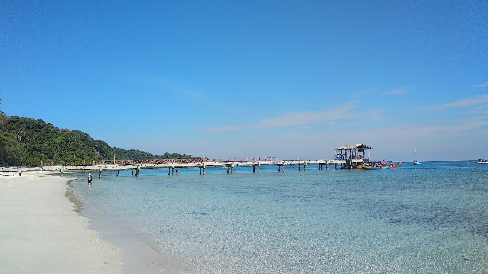 Φωτογραφία του Tad Marine Resort beach με επίπεδο καθαριότητας πολύ καθαρό