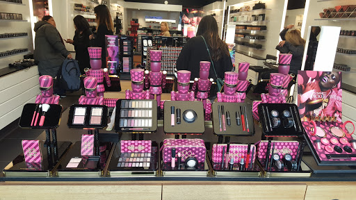 MAC Cosmetics, 910 W Armitage Ave, Chicago, IL 60614, USA, 