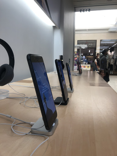 Computer Store «Apple Mall of America», reviews and photos, 132 South Avenue, Bloomington, MN 55425, USA