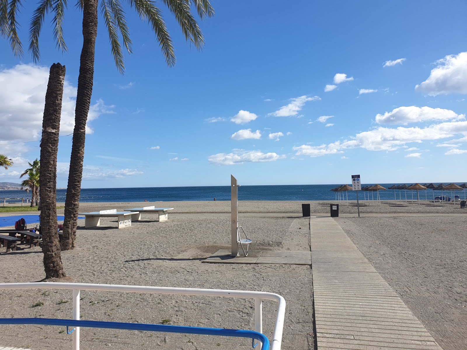 Foto af Playa de Torre del Mar faciliteter område