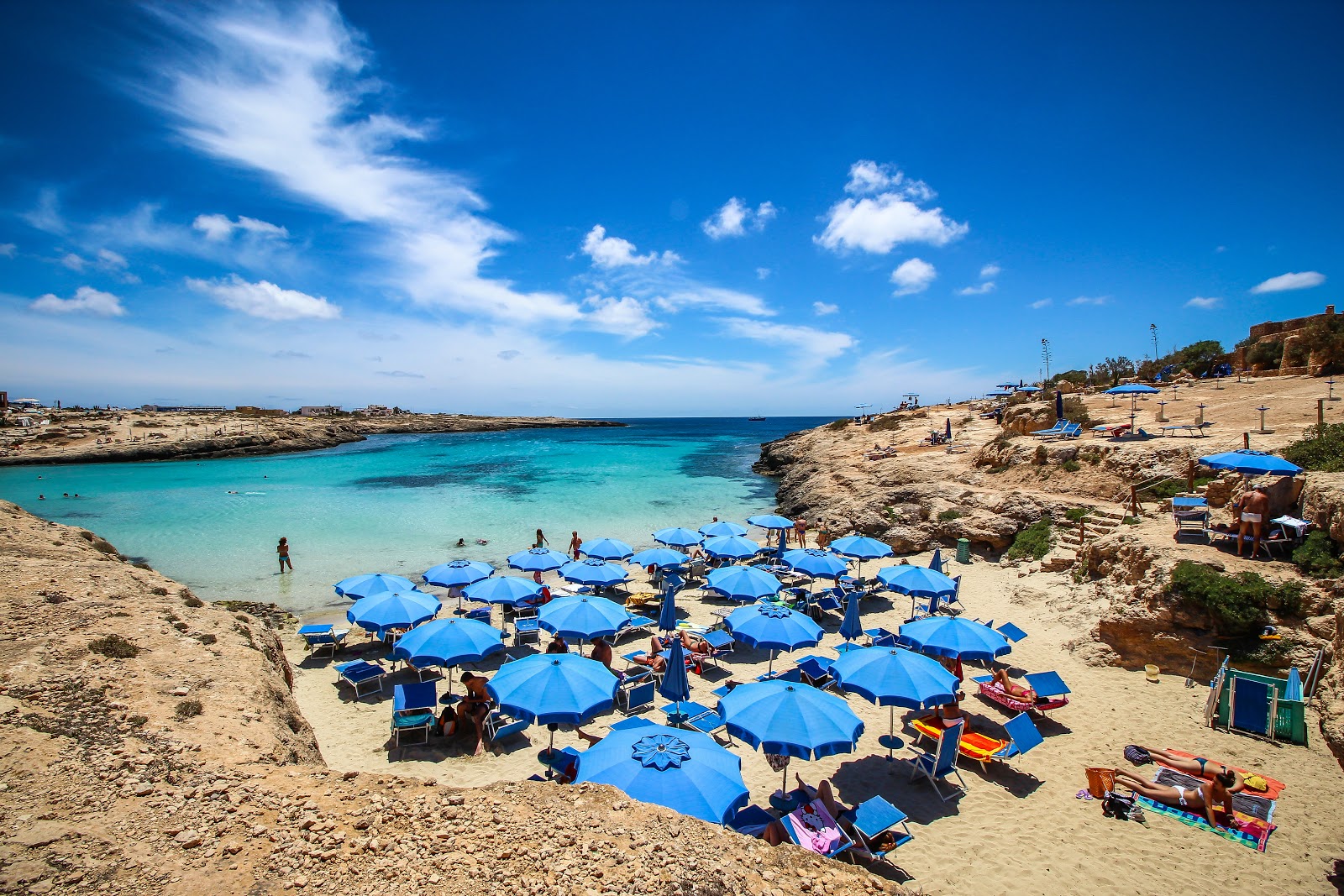 Foto di Spiaggia Portu 'Ntoni con una superficie del sabbia beige fine