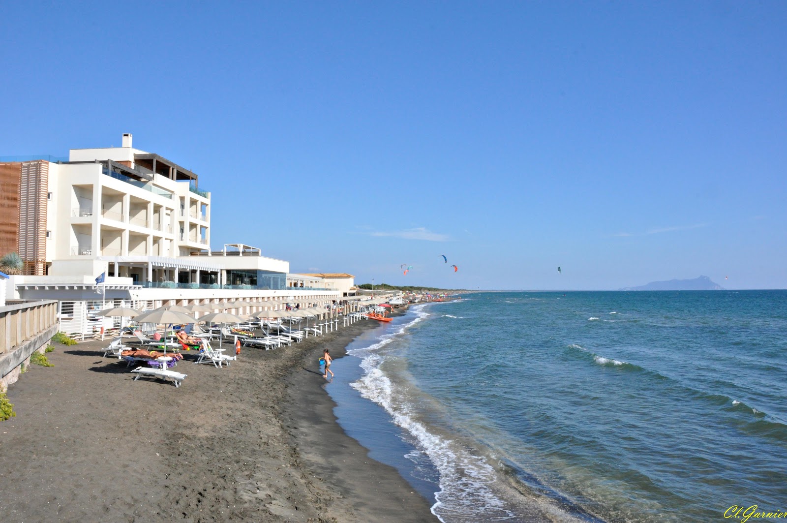 Fotografija Capoportiere beach z rjavi pesek površino