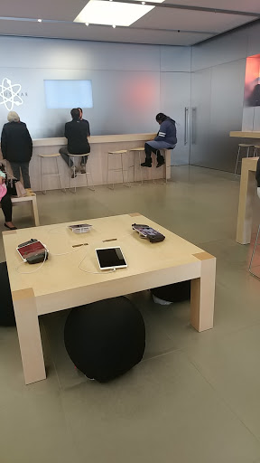 Computer Store «Apple Friendly Center», reviews and photos, 3320 W Friendly Ave, Greensboro, NC 27410, USA