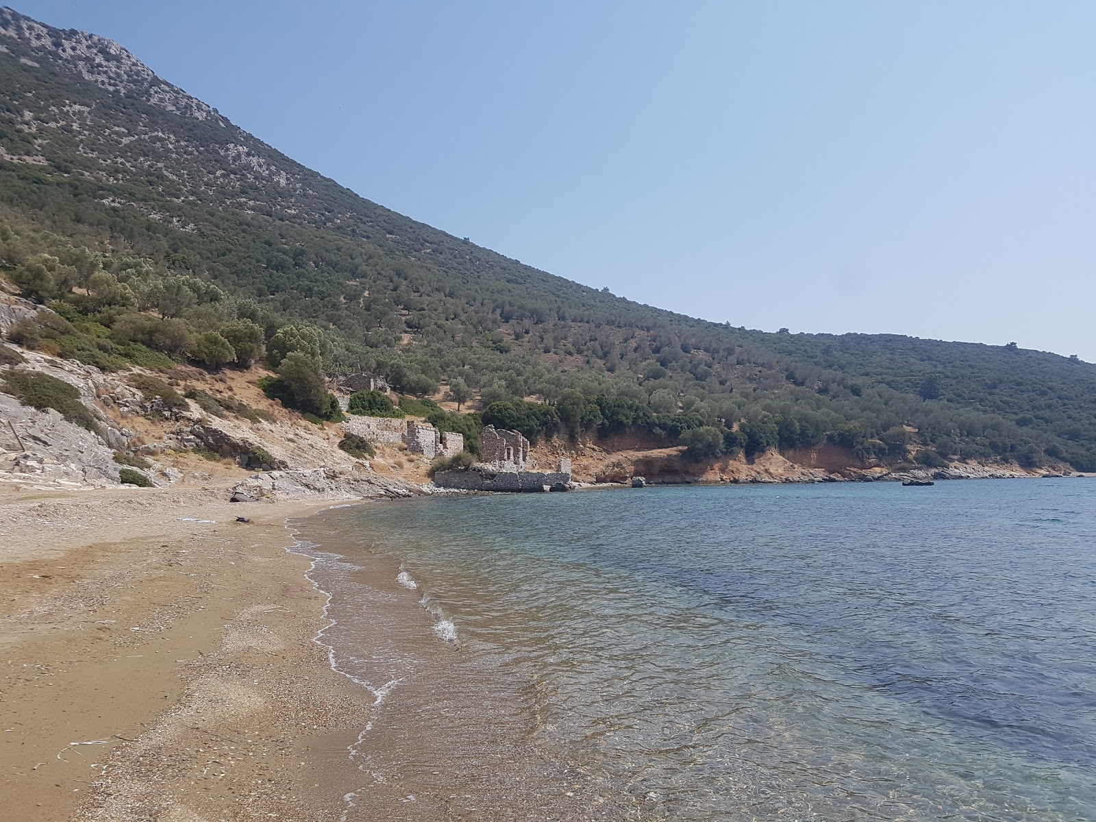 Foto von Tsilia Beach mit beiger sand & kies Oberfläche