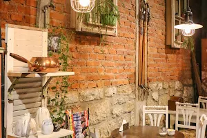 El Piso Café & Cava Oculta image