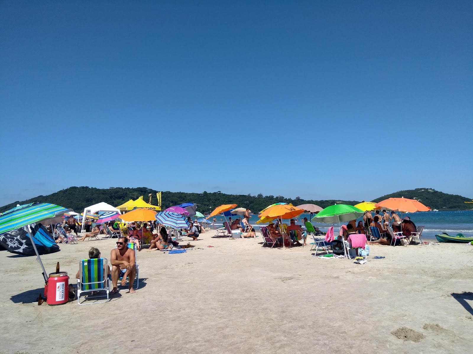Foto von Praia do Sonho II von Klippen umgeben