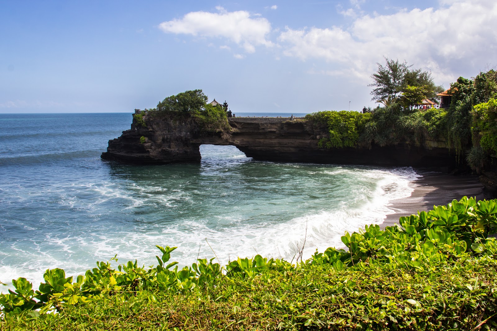 Foto de Batu Bolong Temple Beach con agua turquesa superficie