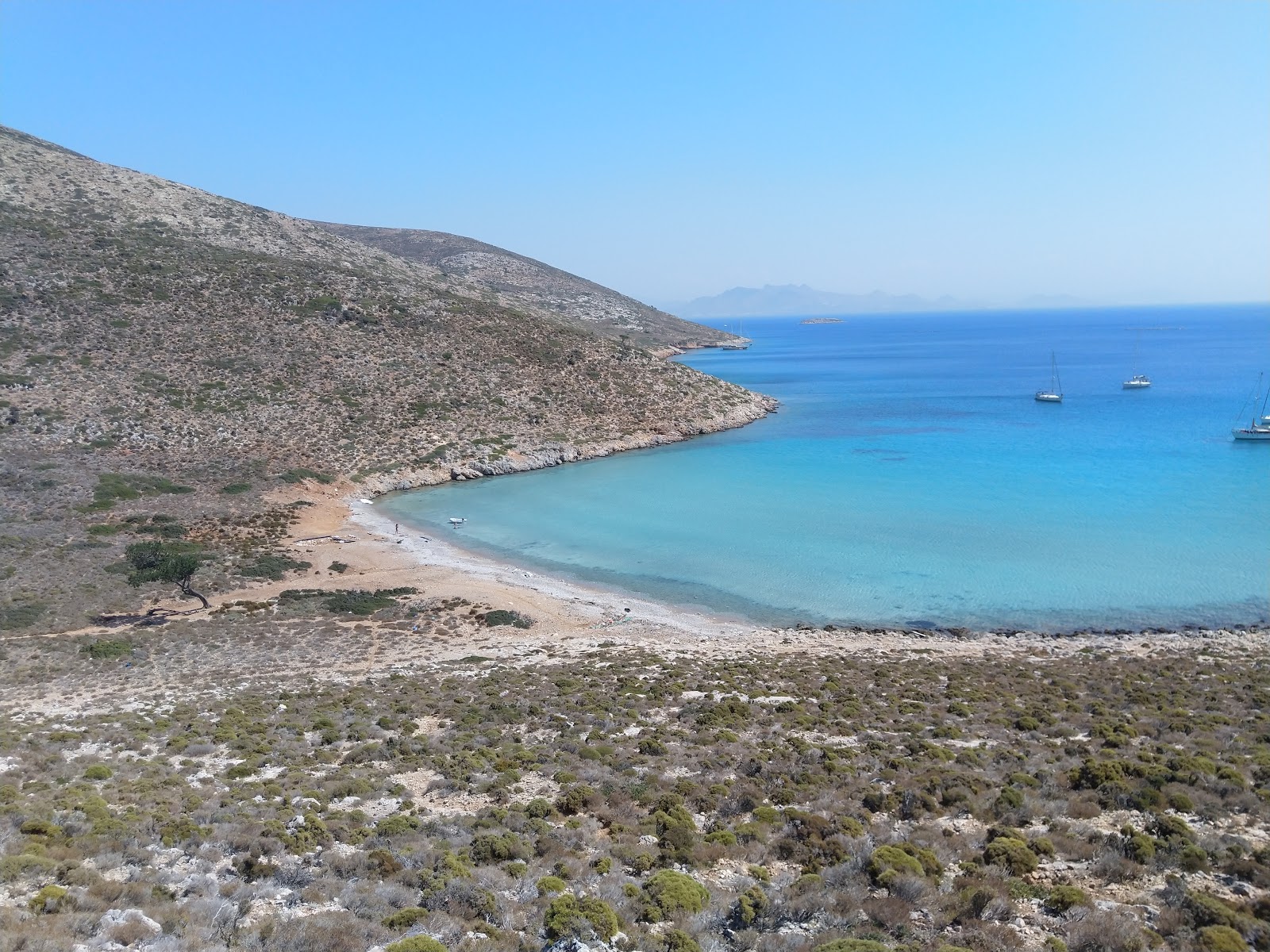 Foto de Vathy com areia cinza e seixos superfície