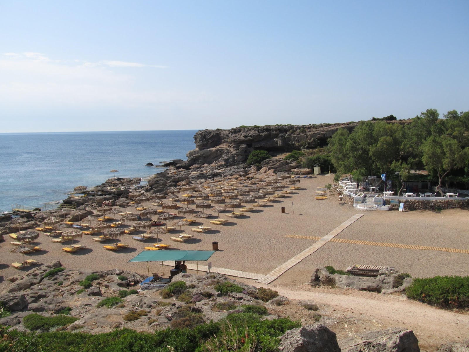 Kokkini Beach Kallithea'in fotoğrafı dağlarla çevrili