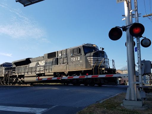 Antique Furniture Store «Hip and Humble», reviews and photos, 401 E Main St, Berryville, VA 22611, USA