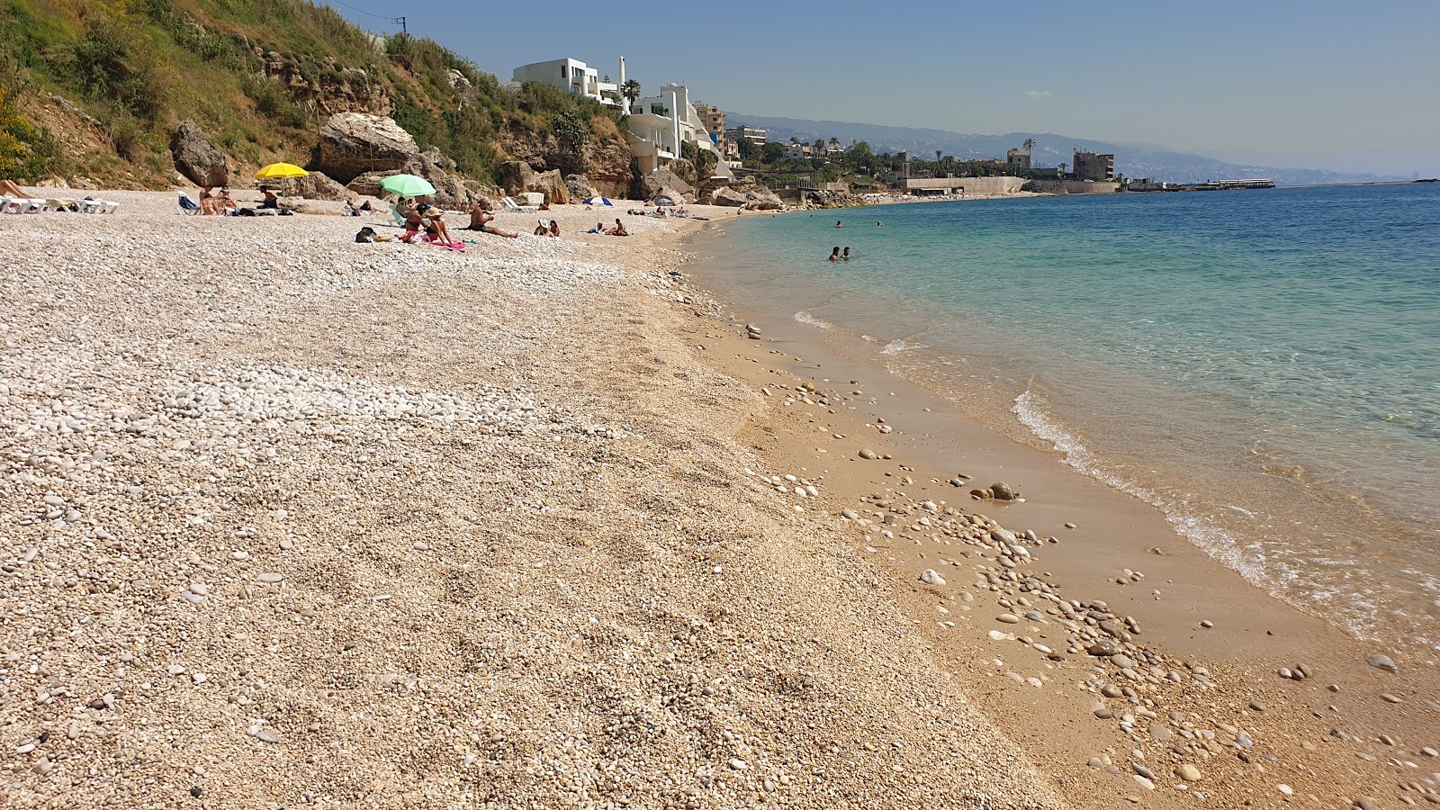 Bahsa Beach的照片 带有轻卵石表面
