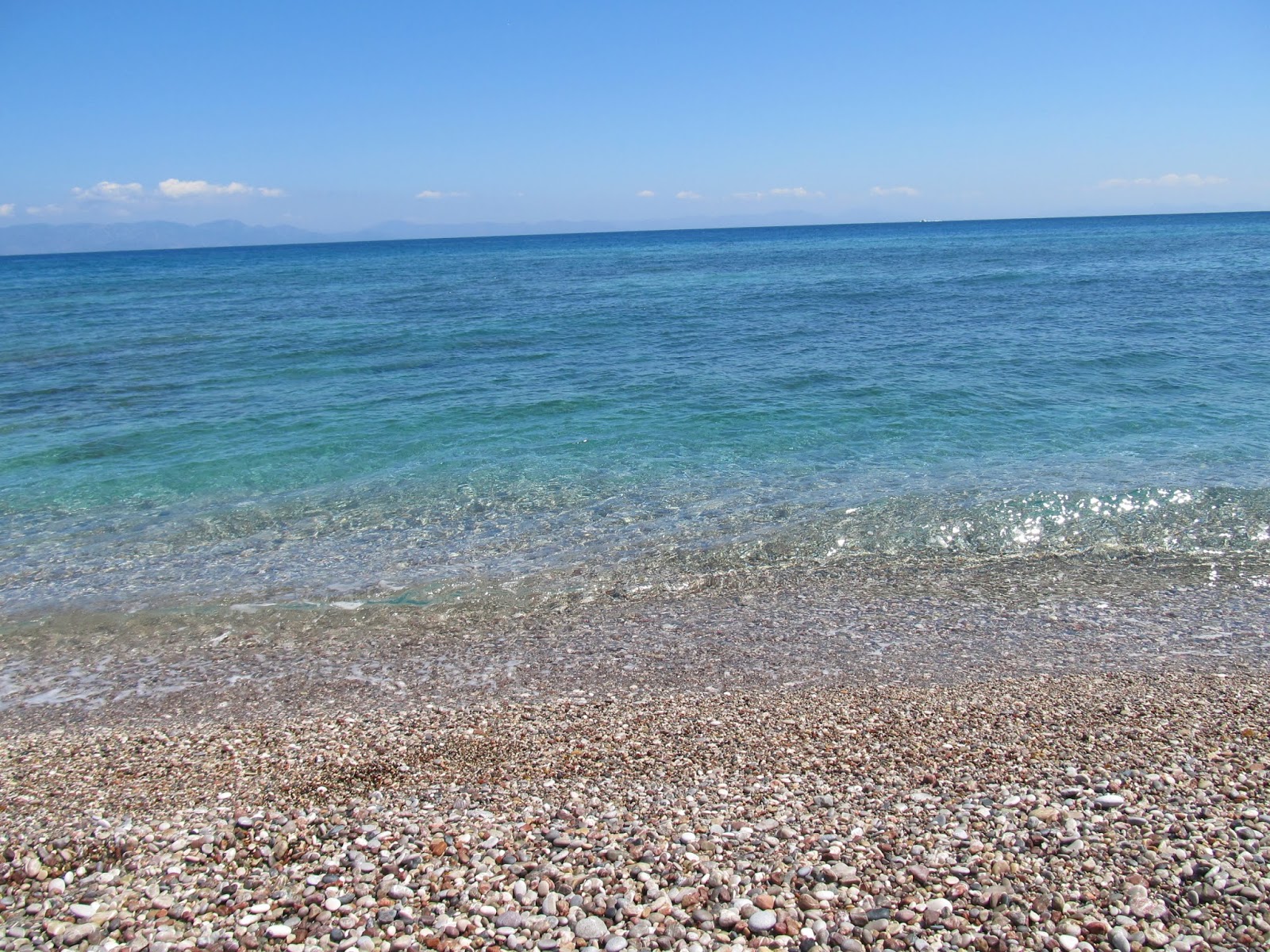 Paralia Elli'in fotoğrafı - rahatlamayı sevenler arasında popüler bir yer