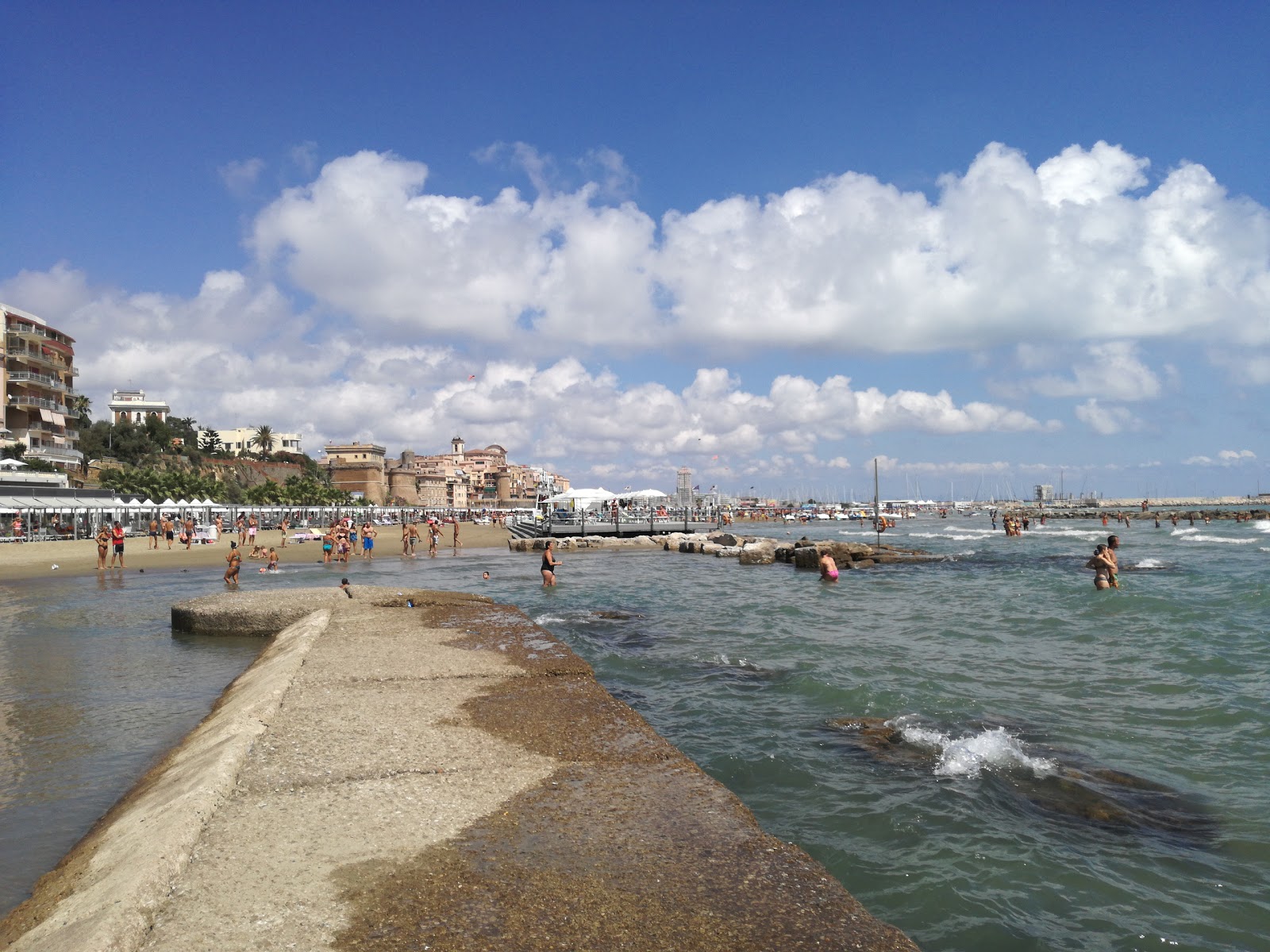 Nettuno beach的照片 带有棕沙表面