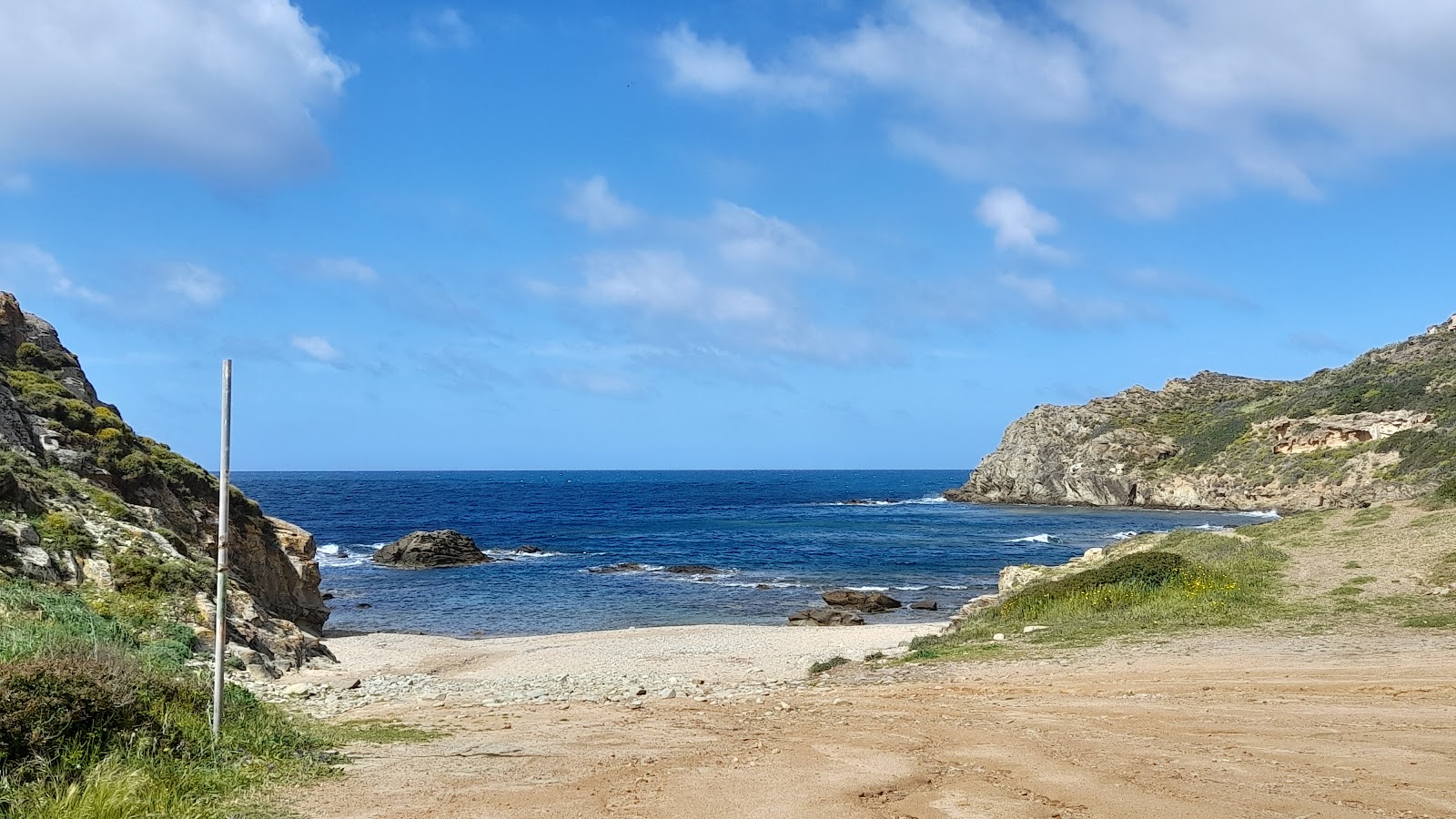 Foto von Cala Is Cannisonis Beach mit sehr sauber Sauberkeitsgrad