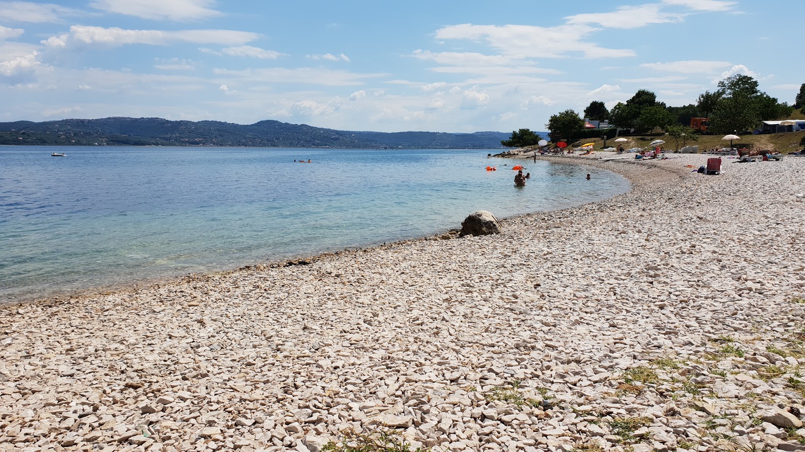 Foto van Kanegra beach II met lichte fijne kiezelsteen oppervlakte