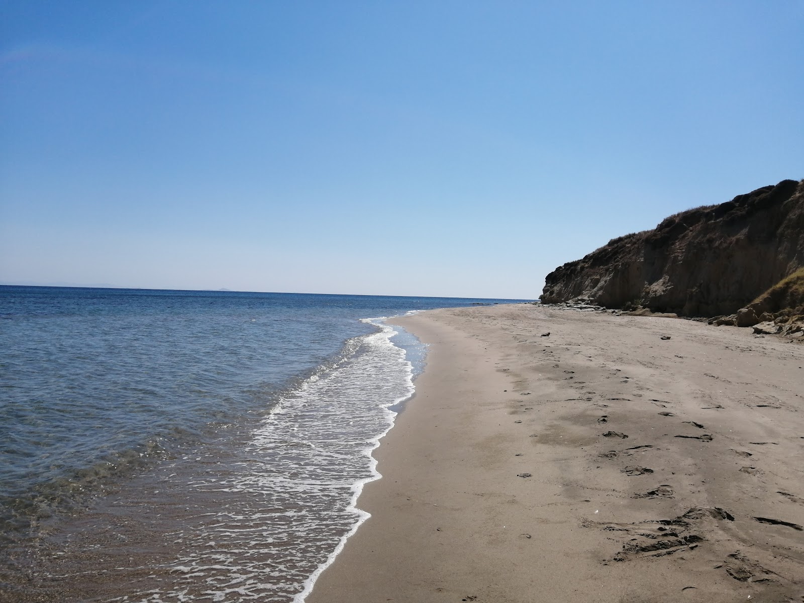 Foto di Gokceada beach con una superficie del sabbia pura grigia