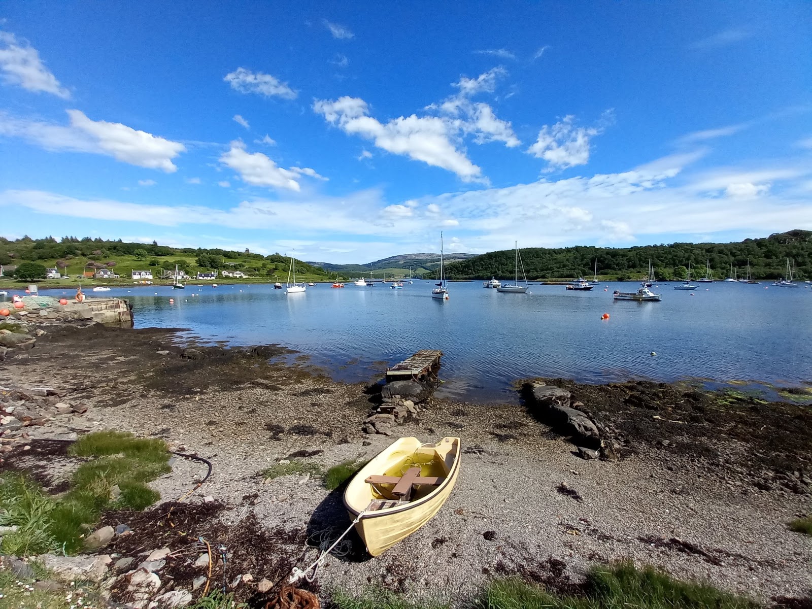 Photo de Tayvallich Beach avec roches de surface