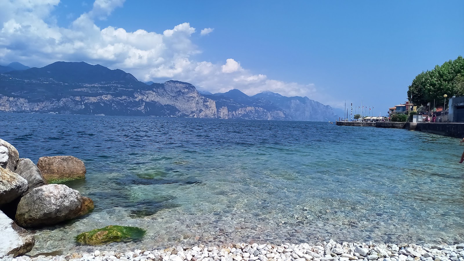 Fotografie cu Castelletto di Brenzone Beach - locul popular printre cunoscătorii de relaxare