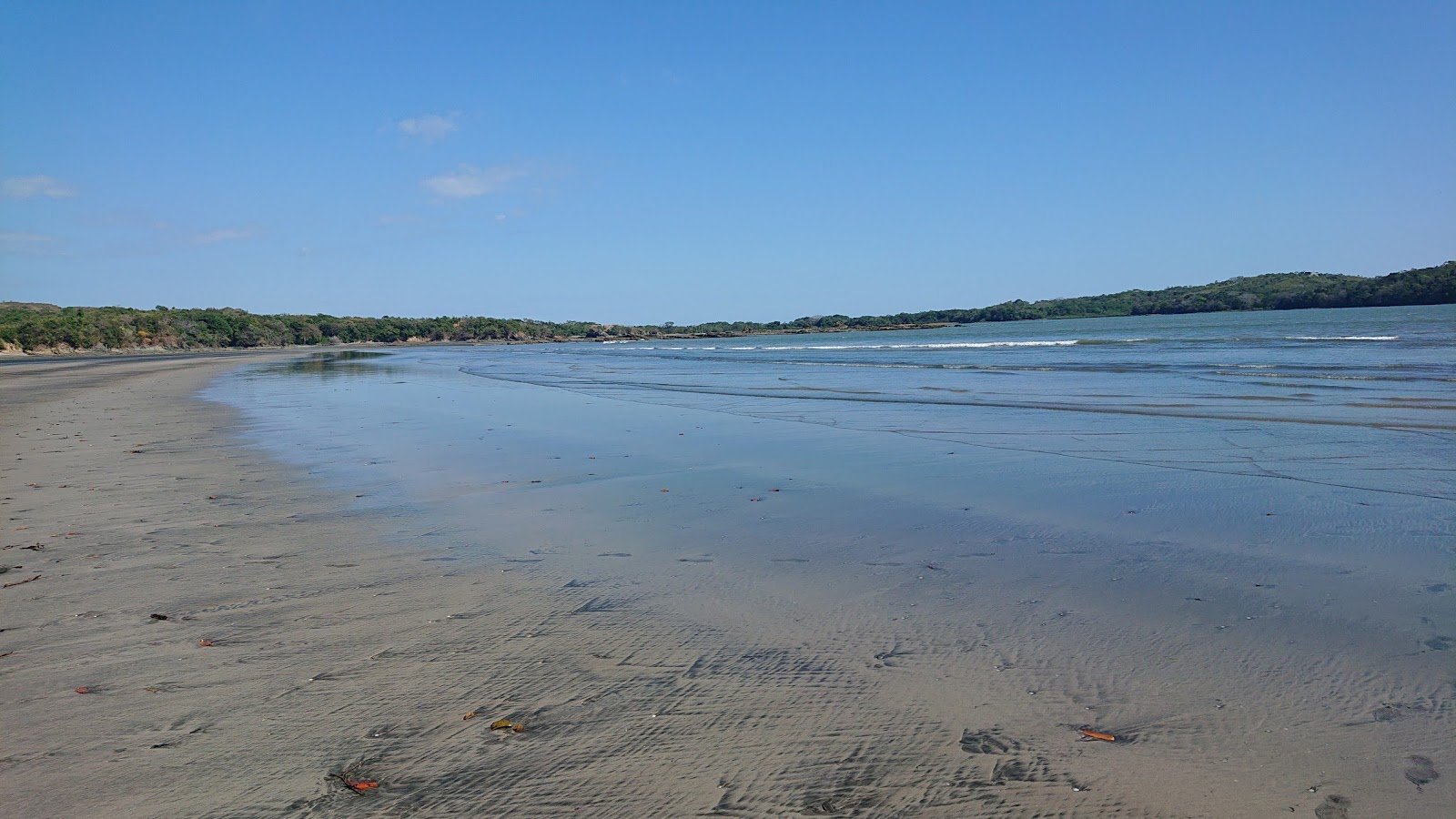 Foto van Playa Grande met helder zand oppervlakte