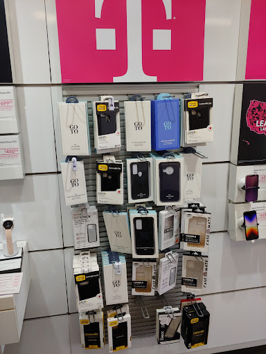 Cell Phone Store «T-Mobile», reviews and photos, 1920 Crest View Dr, Hudson, WI 54016, USA