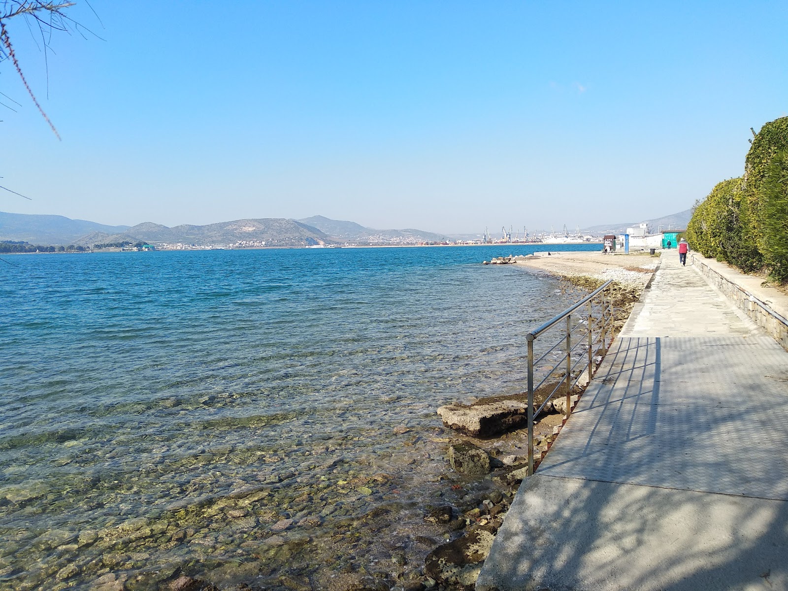 Foto di Anavros mini beach con una superficie del acqua verde-blu