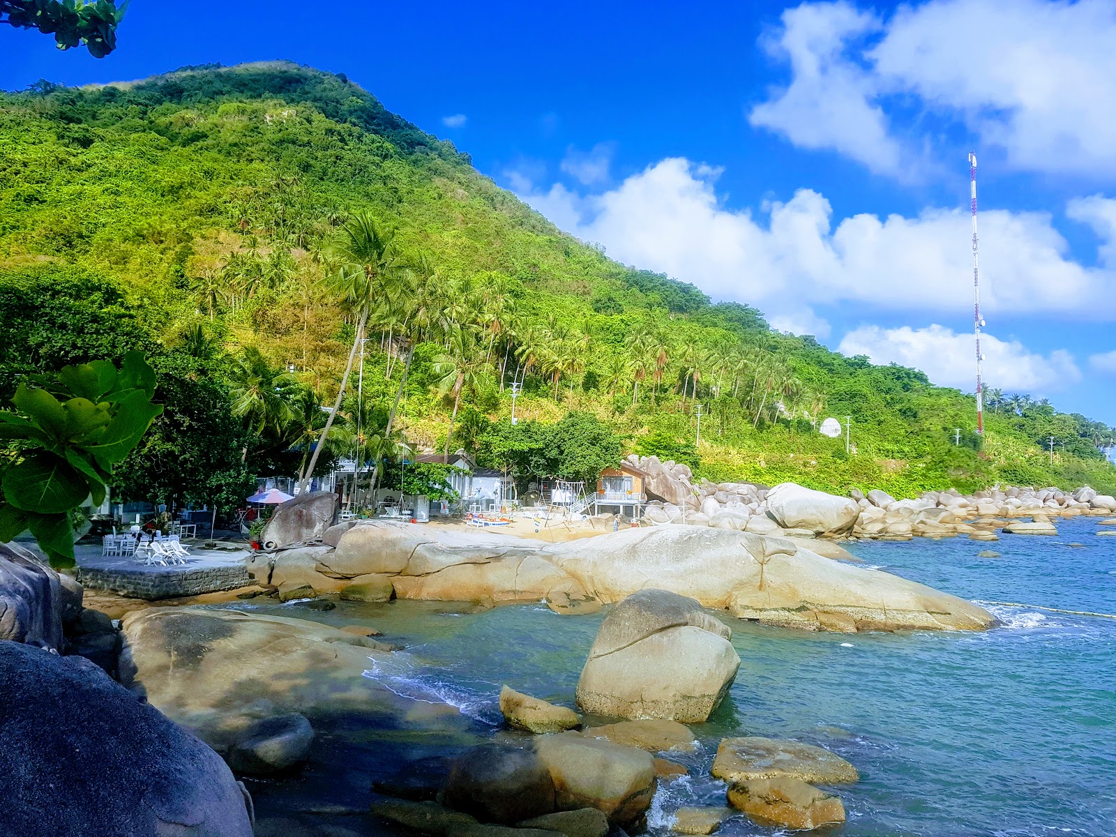 Photo de Bai Da Beach entouré de montagnes