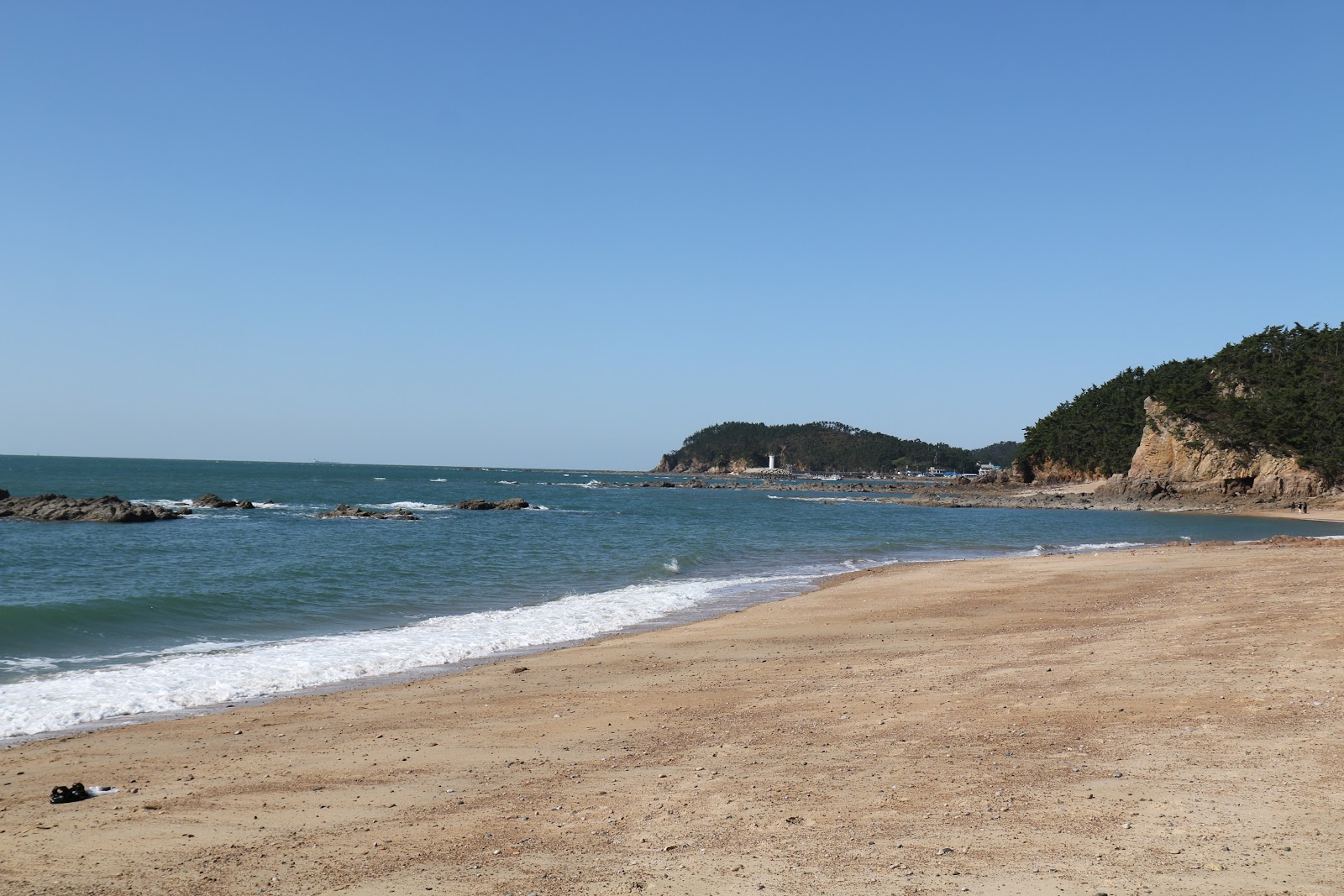 Photo of Padori Beach and the settlement